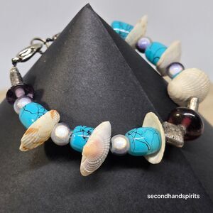 Shell and Turquoise Colored beads bracelet. 6.5"